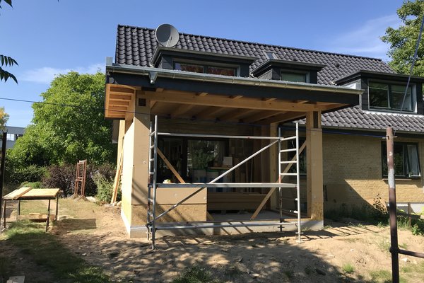 Anbau mit Gerüst und Holzverkleidung an einem Einfamilienhaus in Glücksburg.