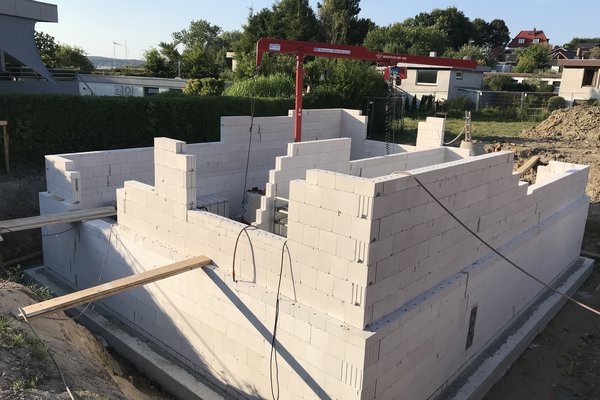 Mauerwerkskonstruktion eines Rohbaus mit Blocksteinen auf einem Baugrundstück in Glücksburg.